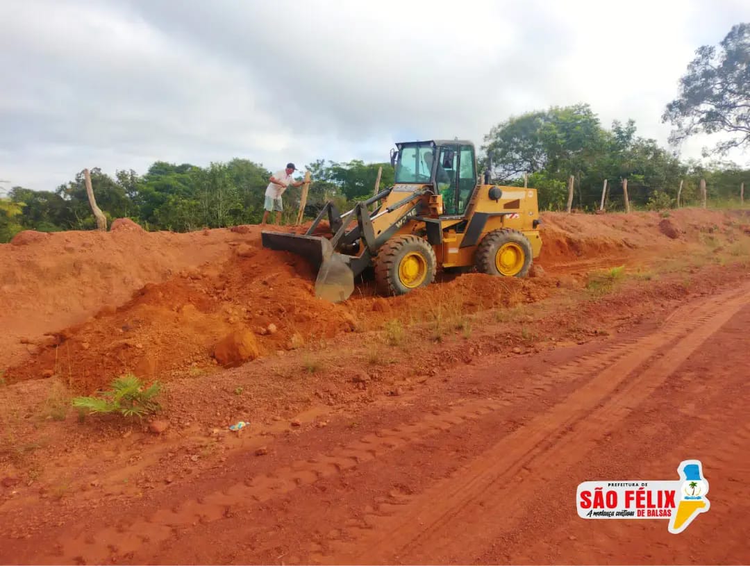 O trabalho não para: Prefeitura realiza melhorias nas ruas do povoado Pé da Ladeira.